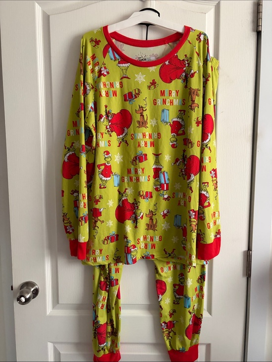 The Grinch Other - Women's Green 'Merry Grinchmas' Holiday Pajama Set